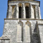 Le clocher gothique, une tour carrée,  a été greffé côté sud de l'église