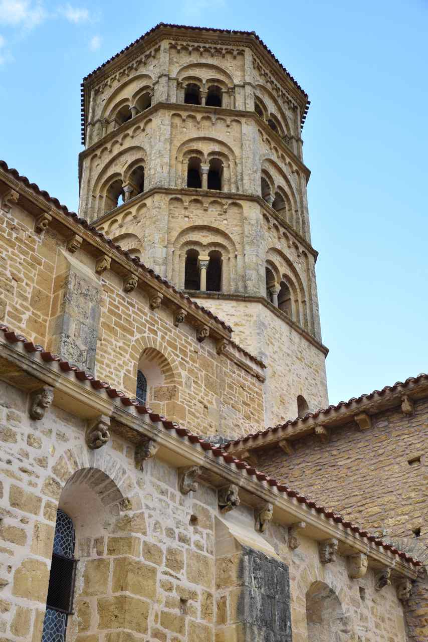 Le clocher octogonal du XII° possède une grâce inégalée en Bourgogne...
