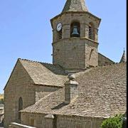Le clocher octogonal et les toits de lauze de l'église sainte Marie