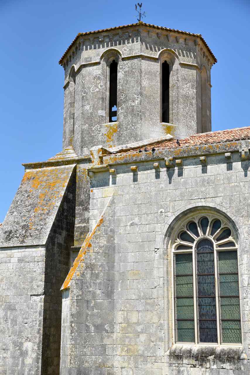 Le clocher octogonal, renforcé par des contreforts, est décoré de modillons