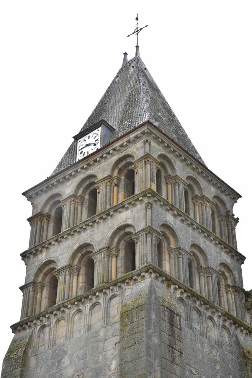 le clocher présente deux étages de trois baies au décor de colonnettes
