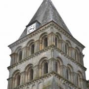 le clocher présente deux étages de trois baies au décor de colonnettes