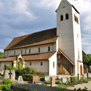 Le clocher roman bâti au XI° siècle ....