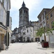 Le clocher roman ( les 2 premiers étages) vu depuis l'intérieur de la ville de Cognac