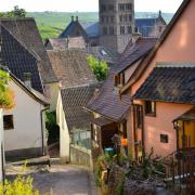 Le clocher roman vu depuis la rue des Mouches