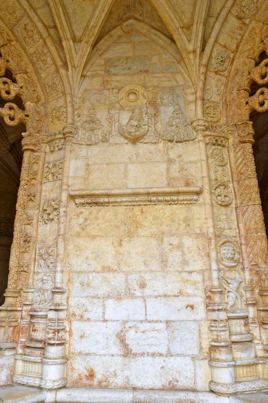 Le cloître et les piliers sont construits avec de belles pierres en calcaire blond