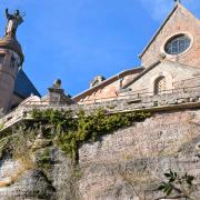 Le couvent sur son éperon rocheux vu depuis le Chemin de Croix