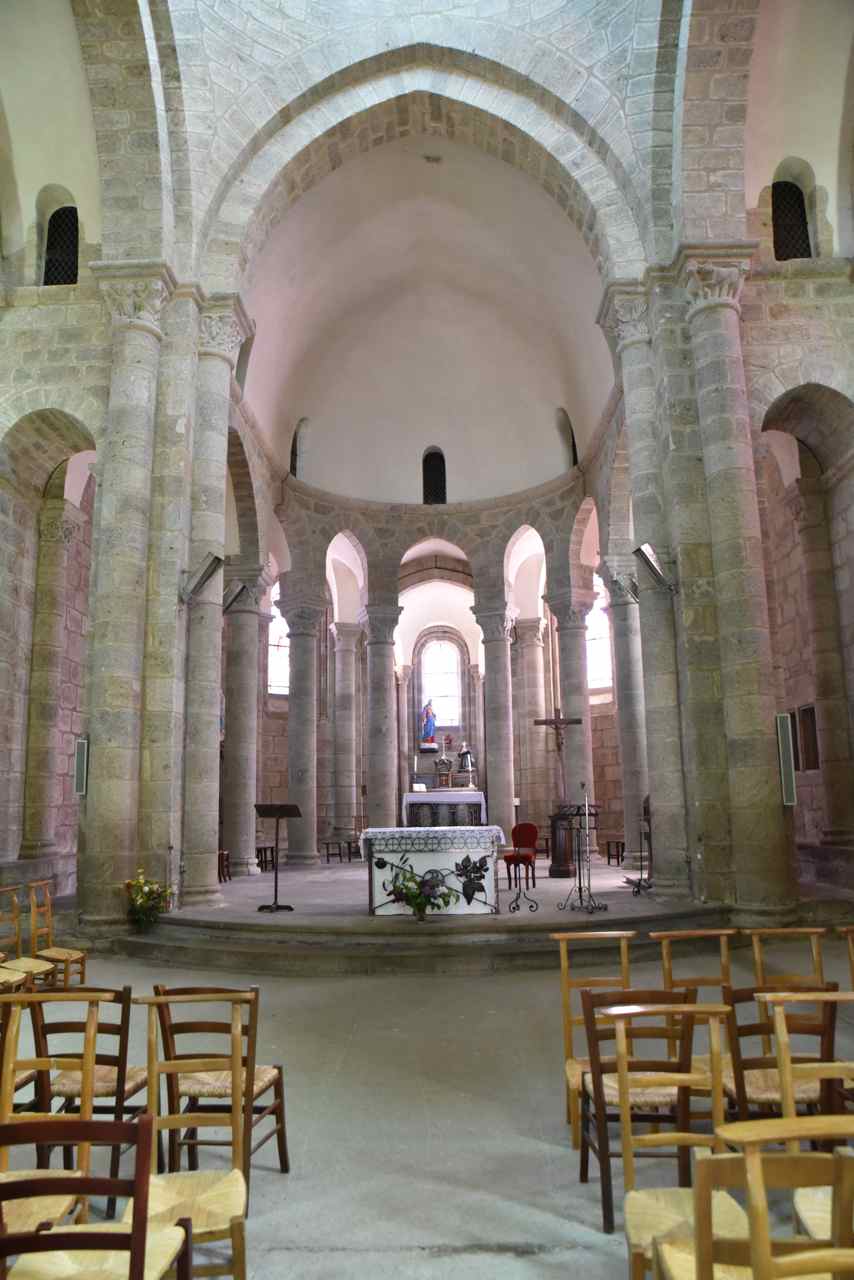 Le déambulatoire est entouré de trois chapelles rayonnantes