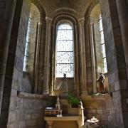 Le déambulatoire est riche de sept chapelles rayonnantes datées du XII° siècle