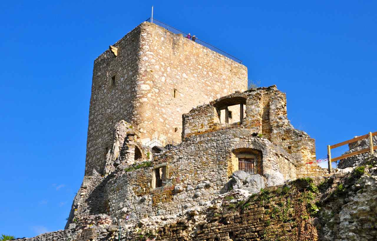 Le donjon carré d'habitation fin du XIIIe siècle et le grand bastion