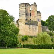 La forteresse médiévale surplombe le village de Montguyon