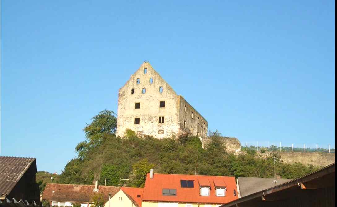 La façade ouest du château vu depuis la ville-basse
