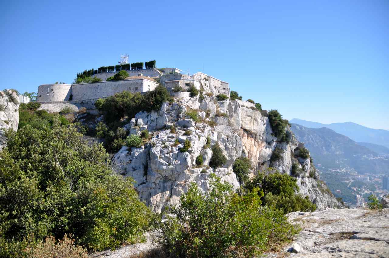 Le fort Masséna, sur la Tête de Chien, est situé à 574 m d'altitude