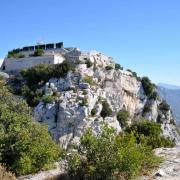 Le fort Masséna, sur la Tête de Chien, est situé à 574 m d'altitude