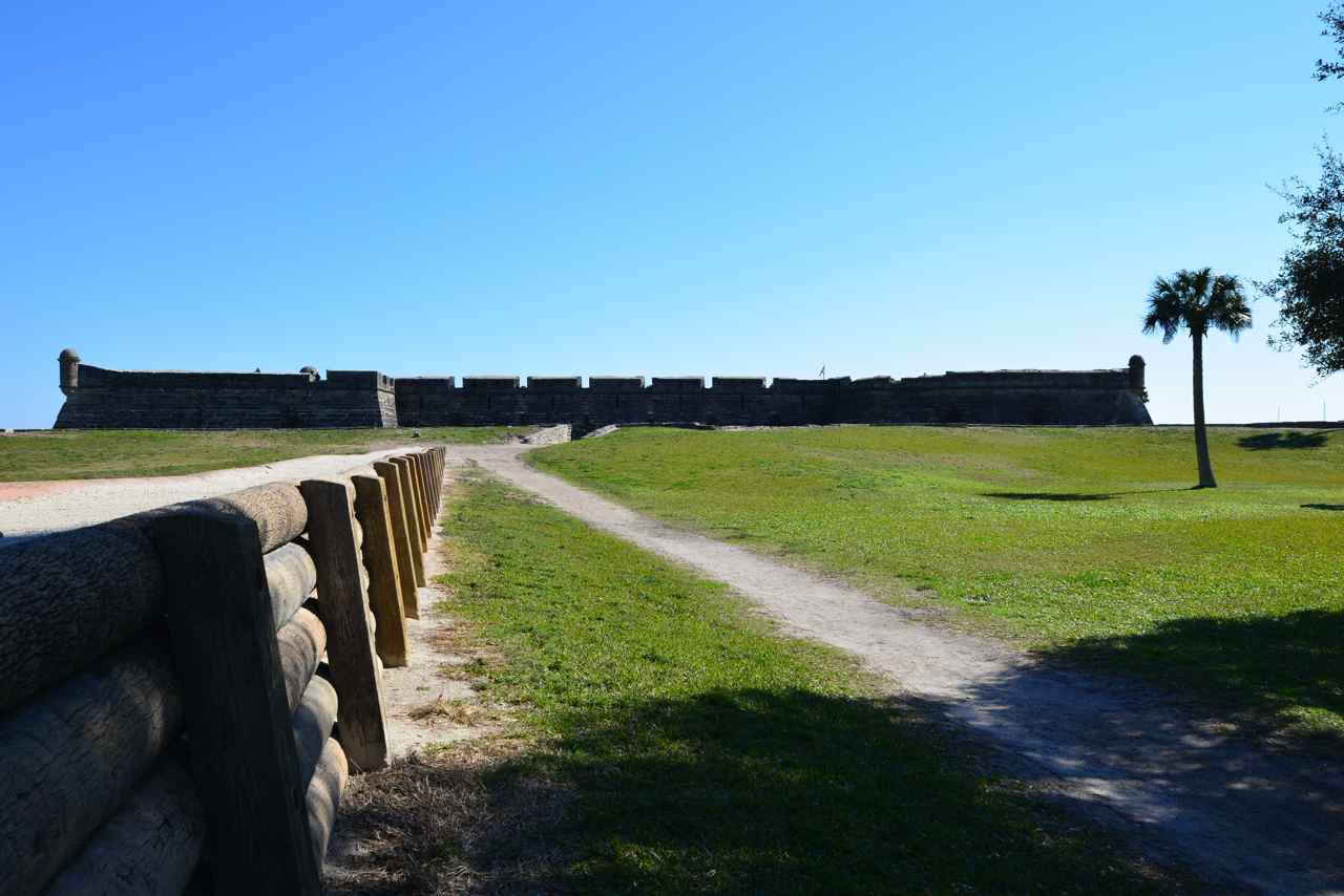 Le fort San Marcos vu depuis l'entrée fortifiée de San Augustin