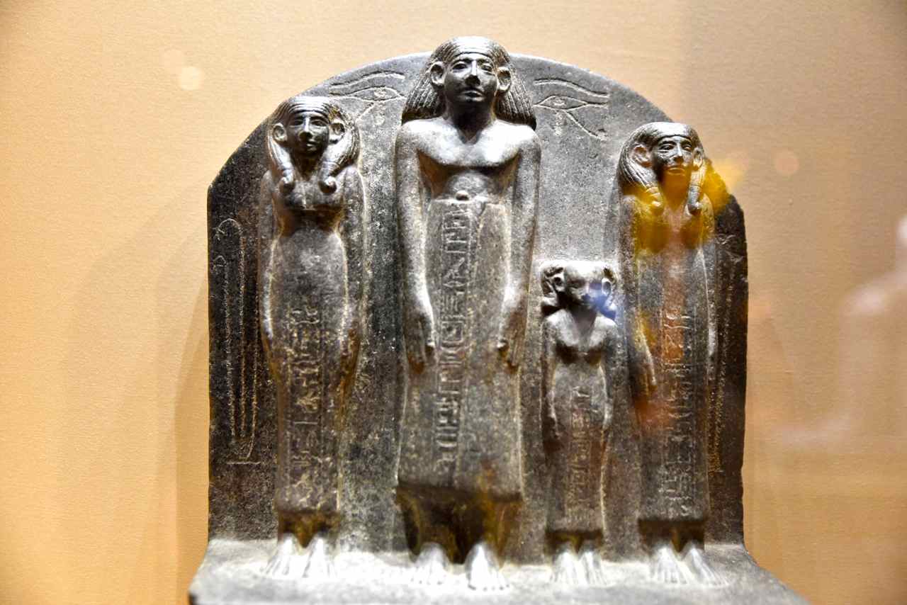 Le gouverneur Oukh-hetep ses 2 épouses et leur fille- Granite- XII° dynastie