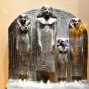 Le gouverneur Oukh-hetep ses 2 épouses et leur fille- Granite- XII° dynastie