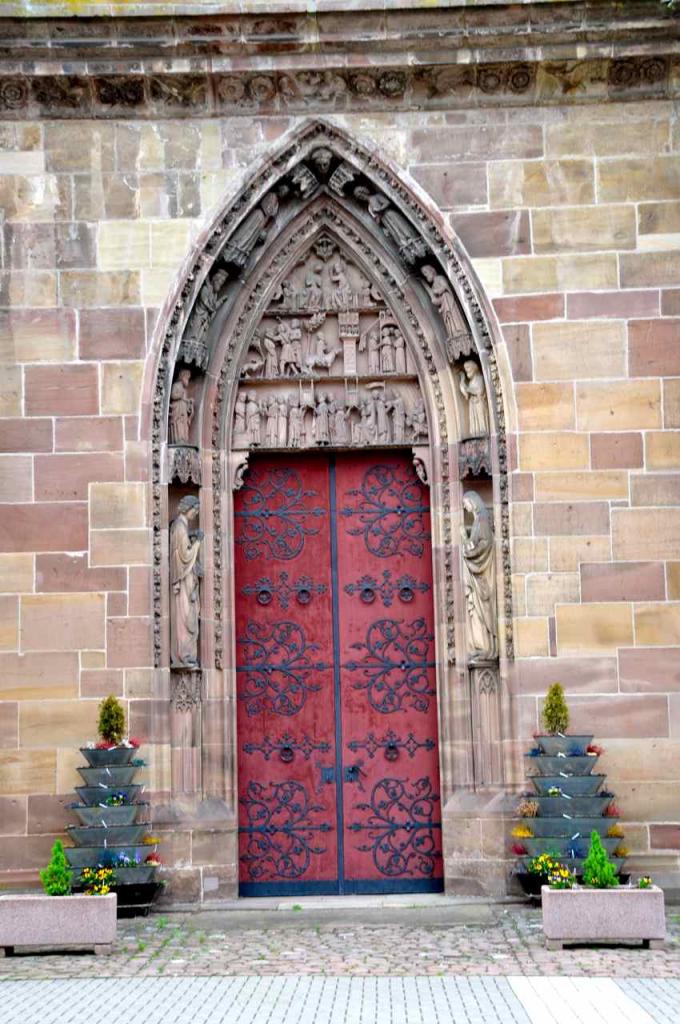 le Grand portail de 1310 offre une représentation de l'Annonciation...