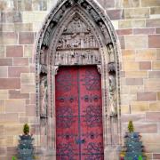 le Grand portail de 1310 offre une représentation de l'Annonciation...