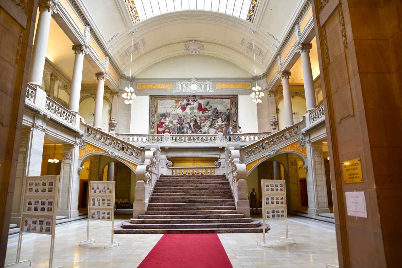 Le hall d'entrée et le majestueux escalier d'honneur