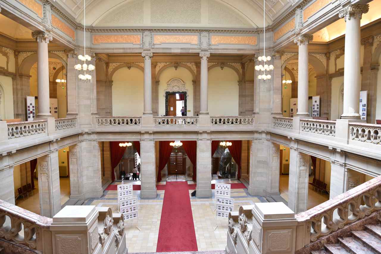 Le hall, la galerie et l'entrée de la bibliothèque vus depuis la tapisserie
