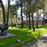 Le jardin des sculptures vu depuis l'entrée de la fondation MAEGHT