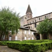 Le jardin monastique  et le cloître sur le flanc sud de l'abbariale