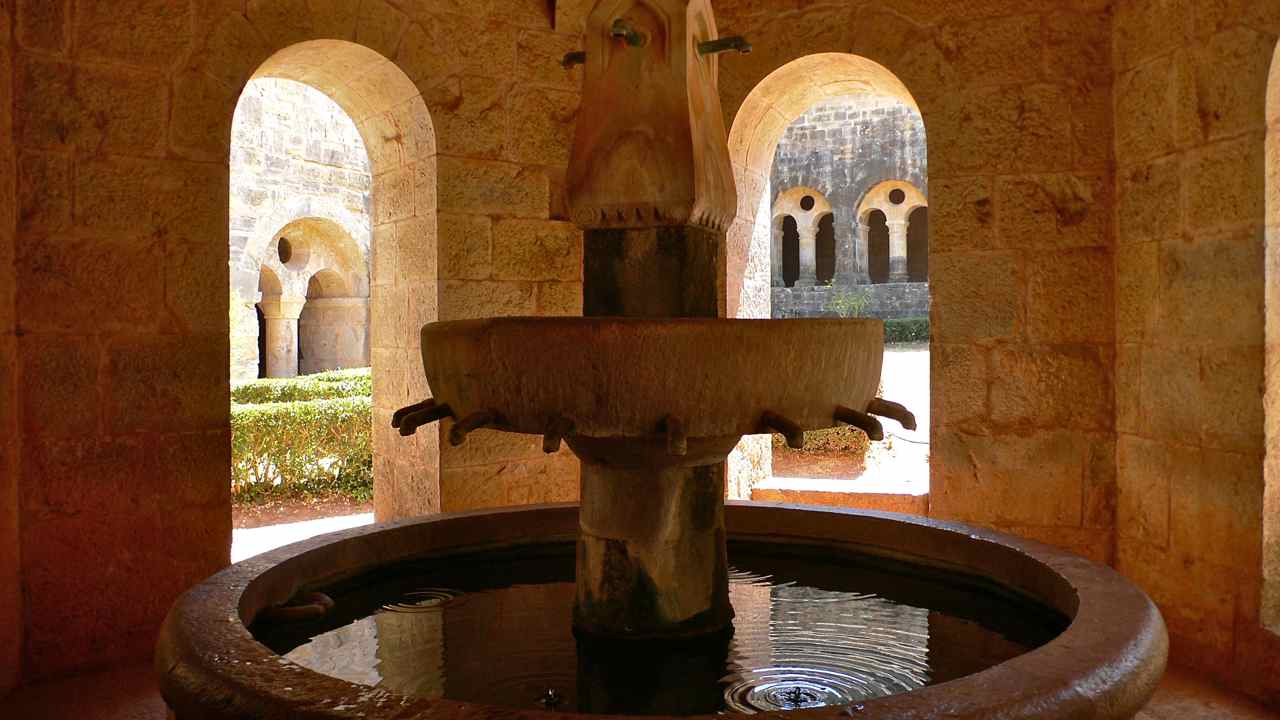 Le lavabo et les 16 robinets qui servaient aux ablutions des moines