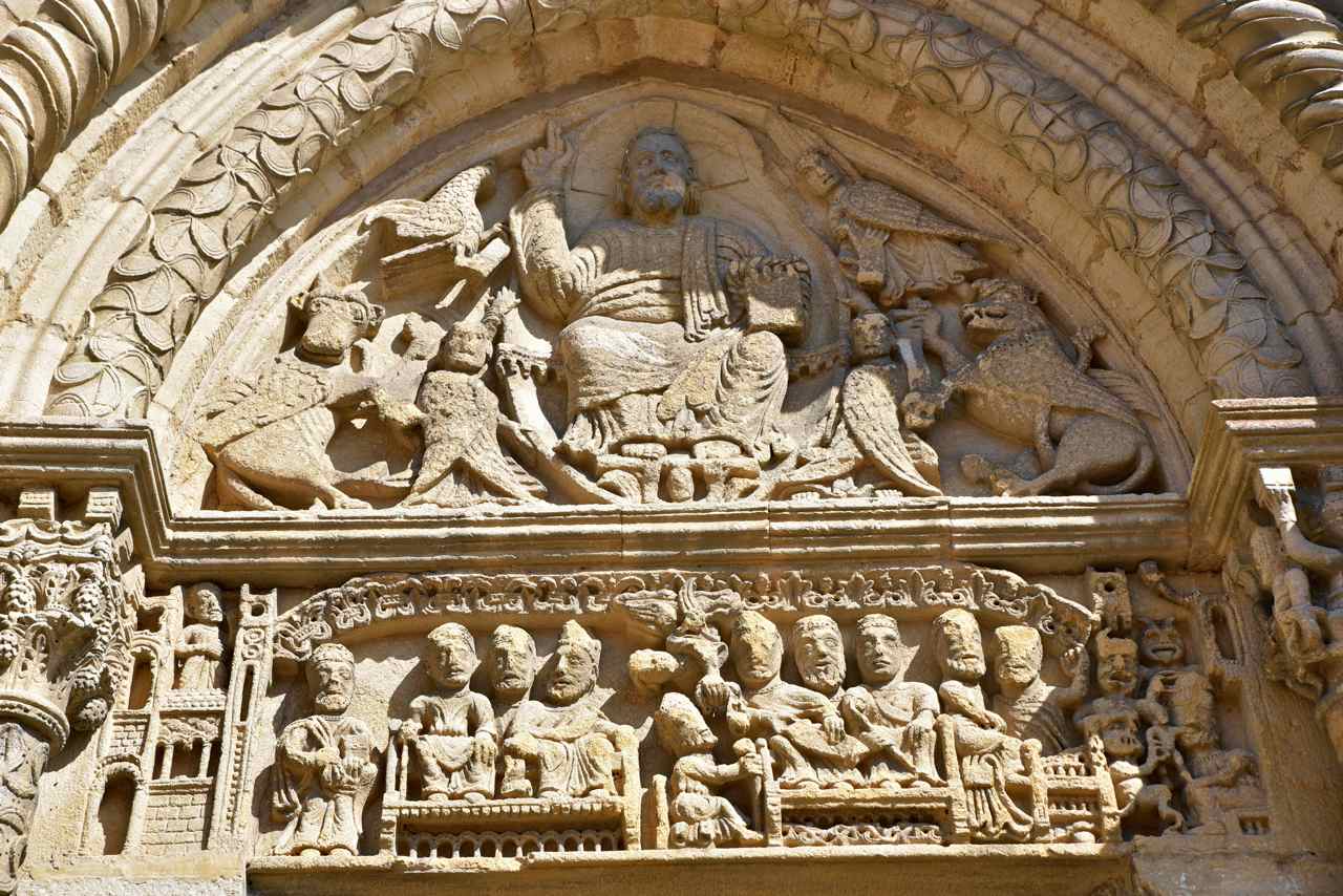 Le linteau représente le concile schismatique de Séleucie en 359