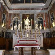 Le maître-autel, en marbre polychrome, avec la Vierge entourée de  sculptures