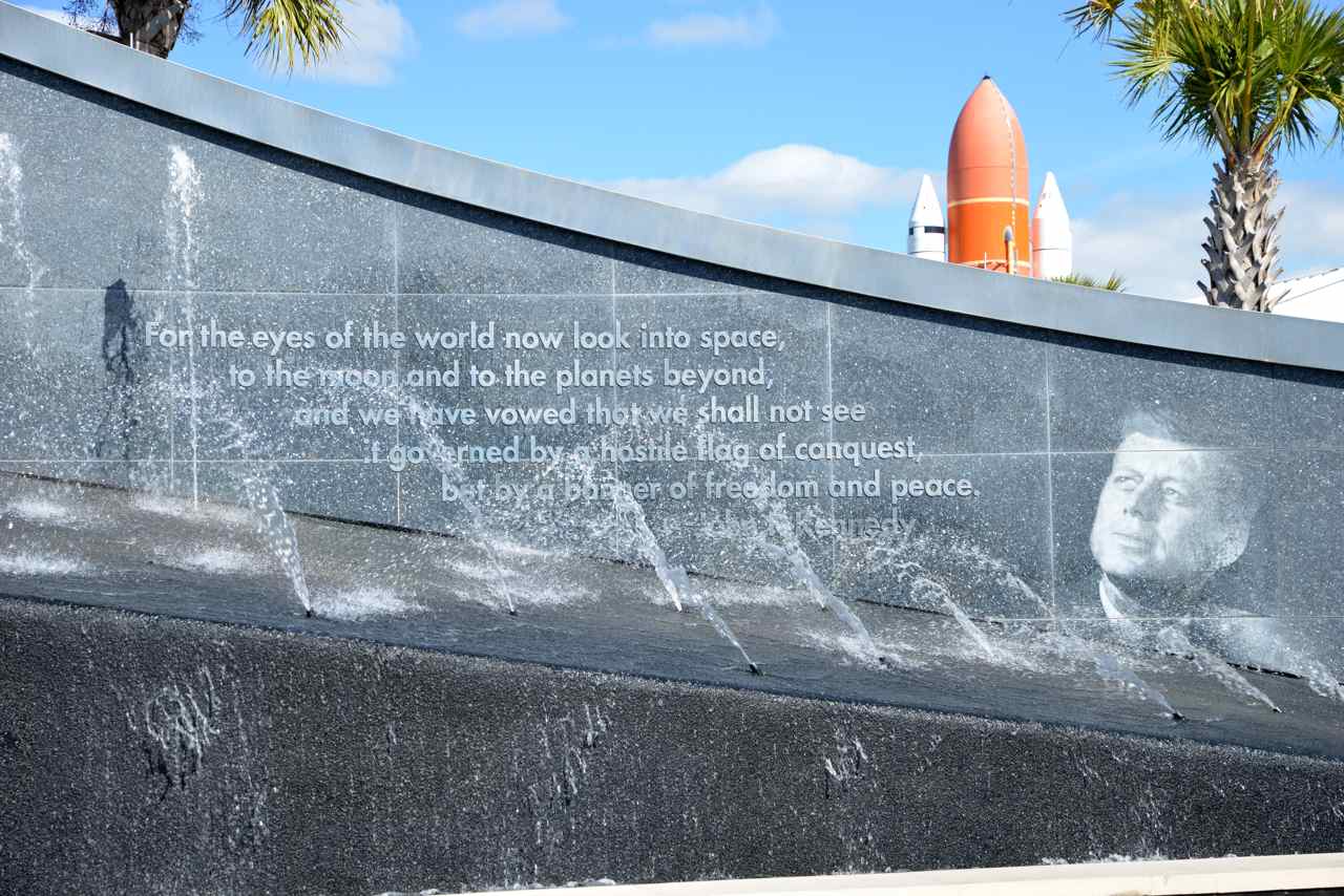 Le message du Président John F.Kennedy gravé dans le granite.