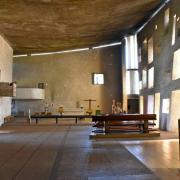Le mobilier est dessiné par Le Corbusier, les bancs...