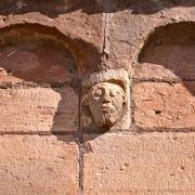 Le modillon est un bloc de pierre roman sculpté finement...
