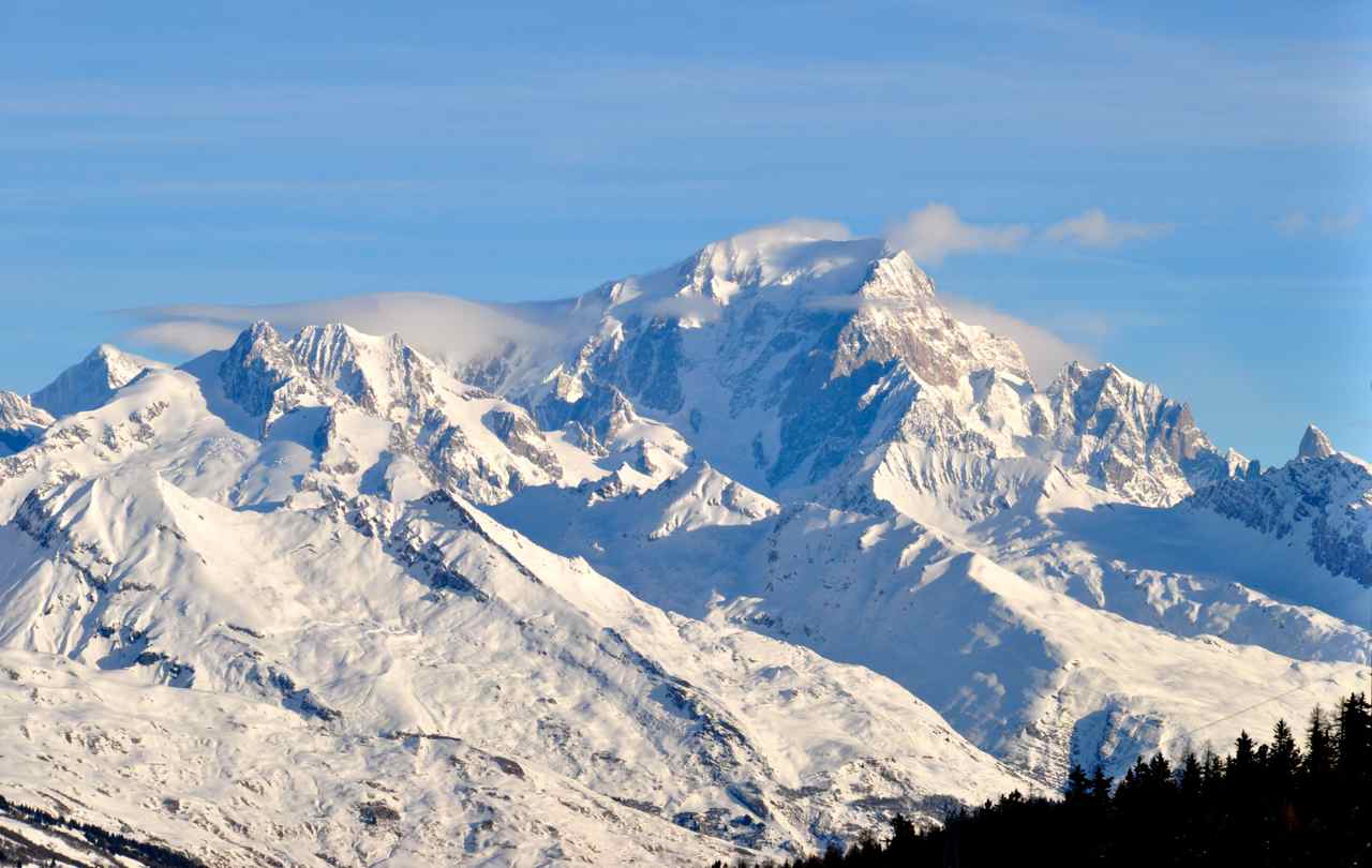 Le Mont Blanc est le point culminant des Alpes (4810m)