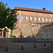 Le mur est le seul vestige du château-fort du XIII° siècle