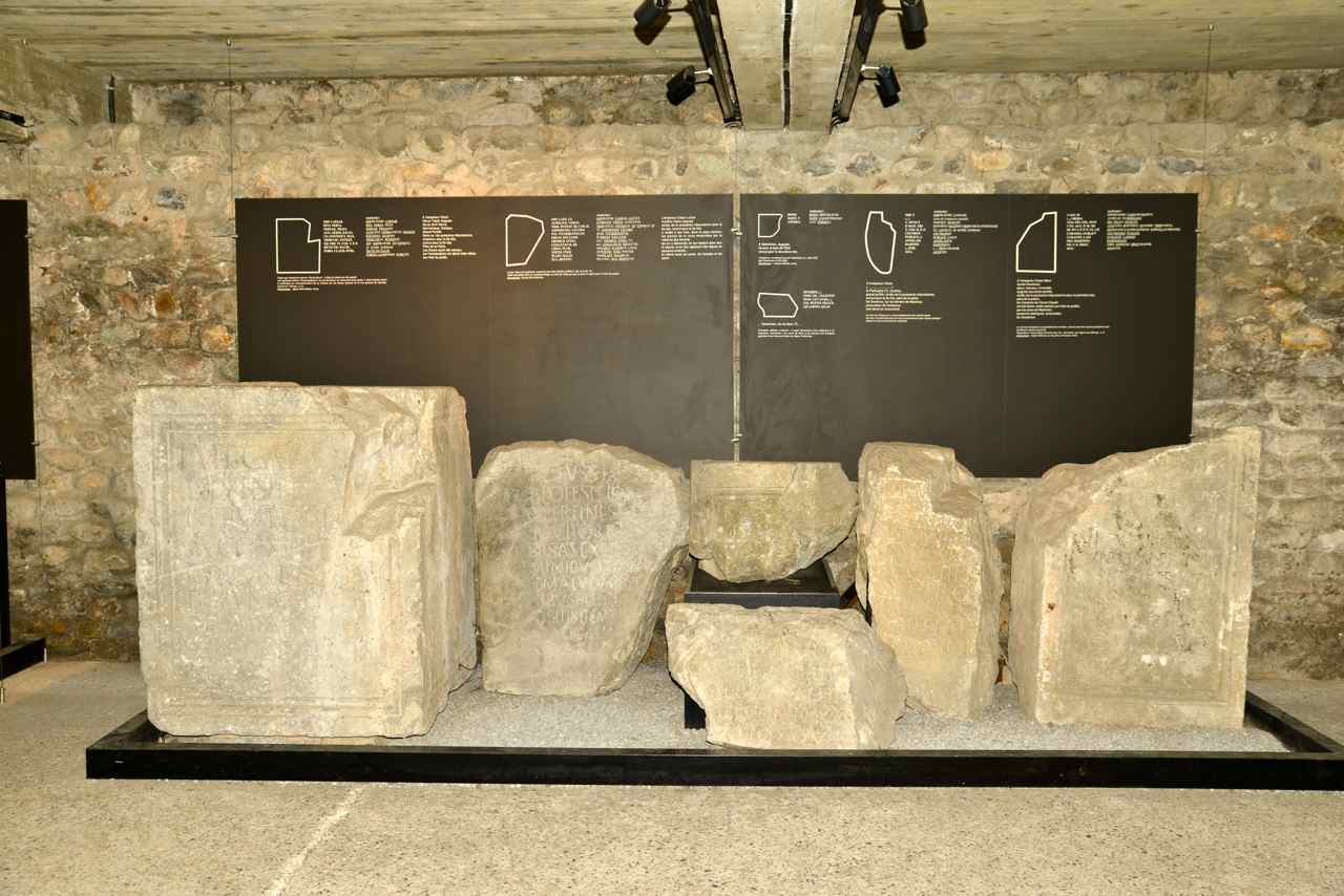Le musée lapidaire sous la nef expose des pierres romaines gravées.