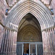 Le narthex occidental de la cathédrale avec son portail richement décoré...