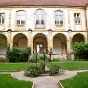 Le palais abbatial et les jardins vus depuis une galerie du cloître