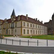 Le palais abbatial reconstruit au XVII° siècle et le château des abbés...