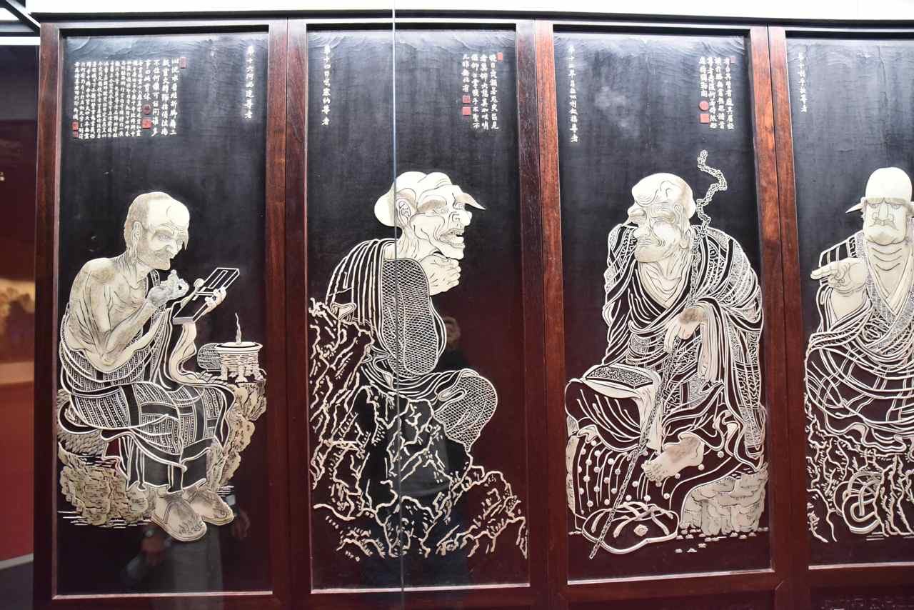 Le paravent à seize panneaux représente des moines ou luohan...
