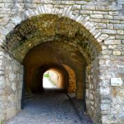 Le passage couvert et la rampe d'accès datent du XIVe