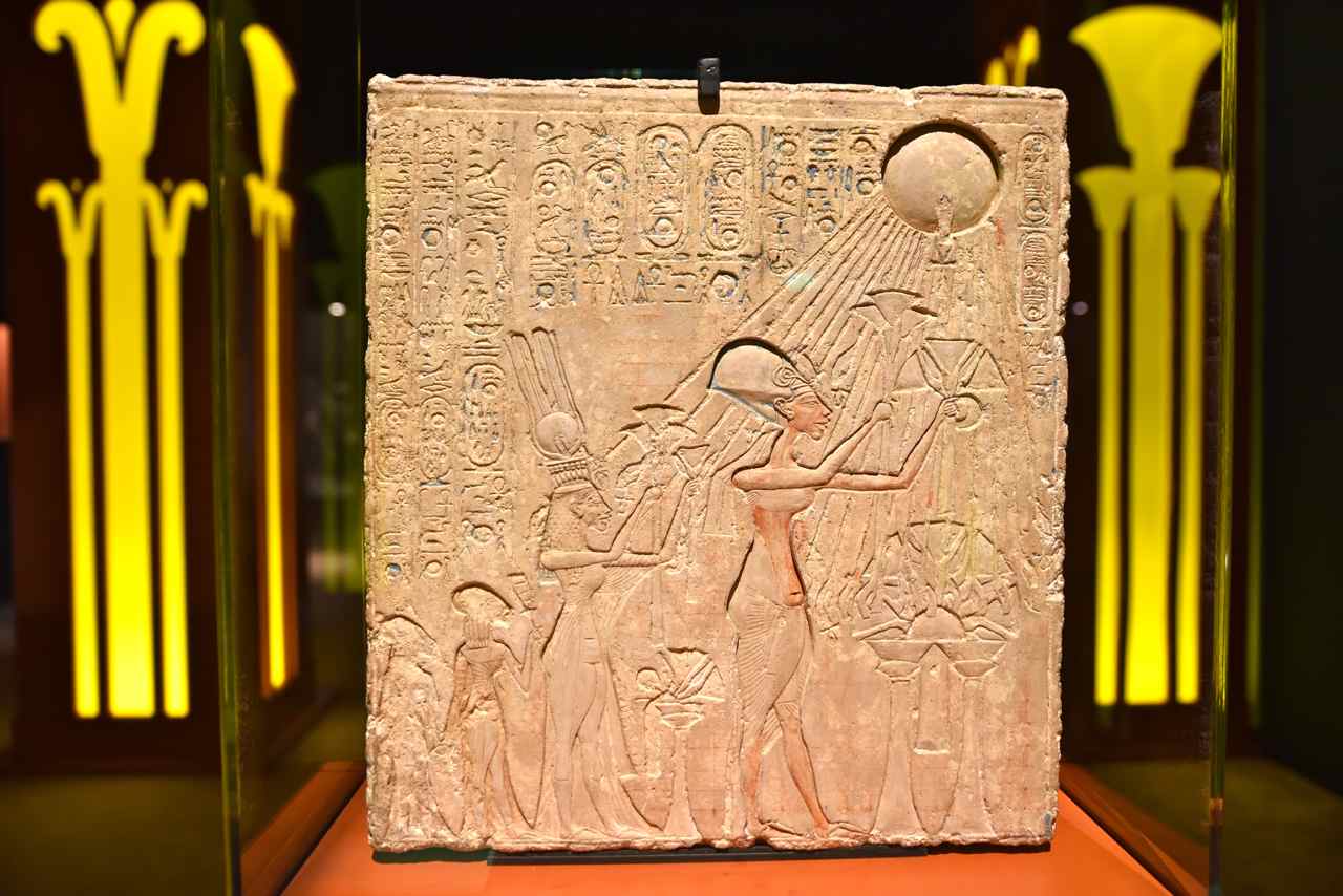 Le pharaon Aménophis IV-Akhénaton et sa famille-XVIII° dynastie