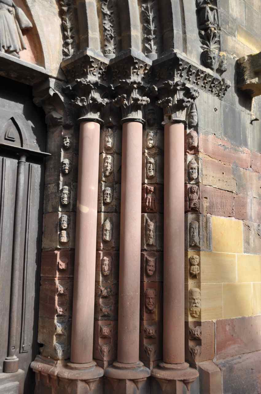 Le  pied-droit de droite du portail St Nicolas