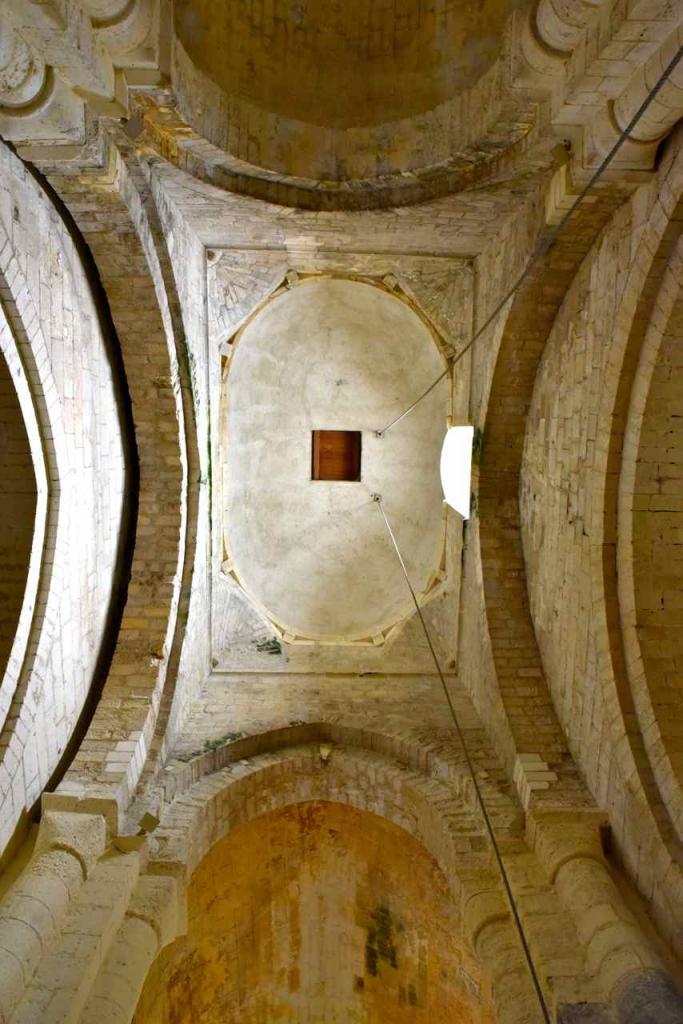 Le plafond  du transept était recouvert d'une coupole barlongue sur trompes