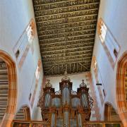 Le plafond peint, du début du XVI°, se situe à 22 m de hauteur