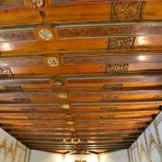 Le plafond peint et les écussons dont celui de l'ordre de Malte
