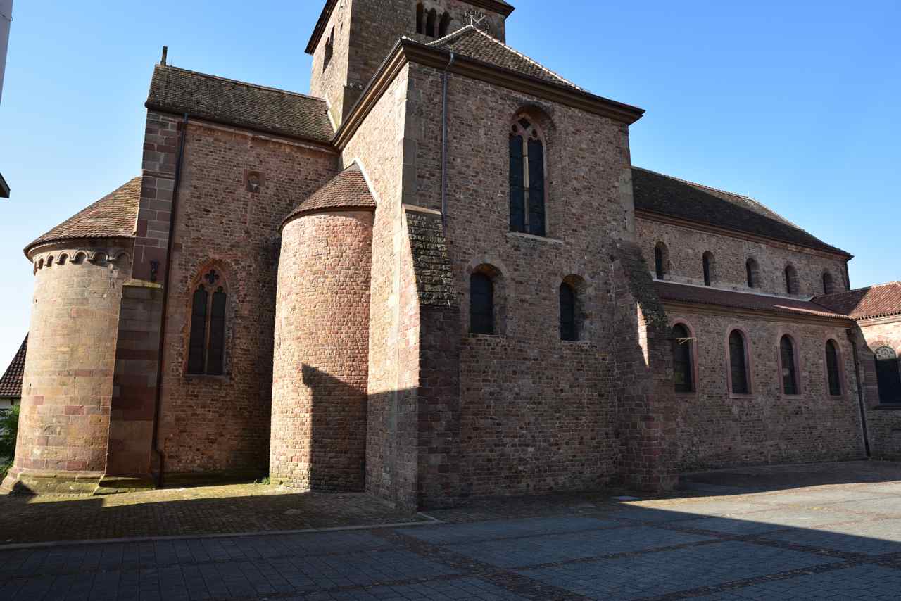 Le plan de St Arbogast est de type cruxiforme, le premier en Alsace