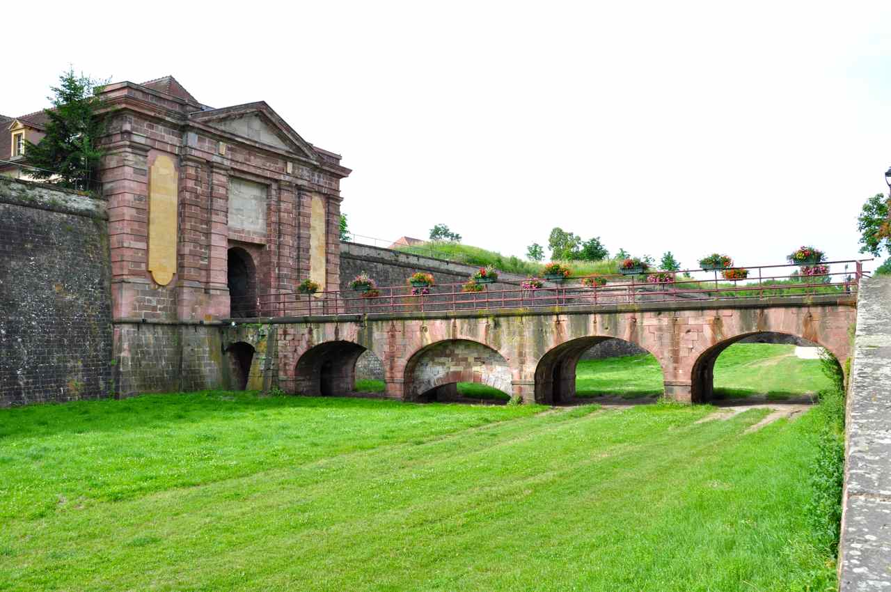 Le pont d'accès à la porte de Colmar