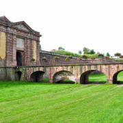 Le pont d'accès à la porte de Colmar