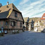 Le pont fortifié, au fond de belles maisons à colombages